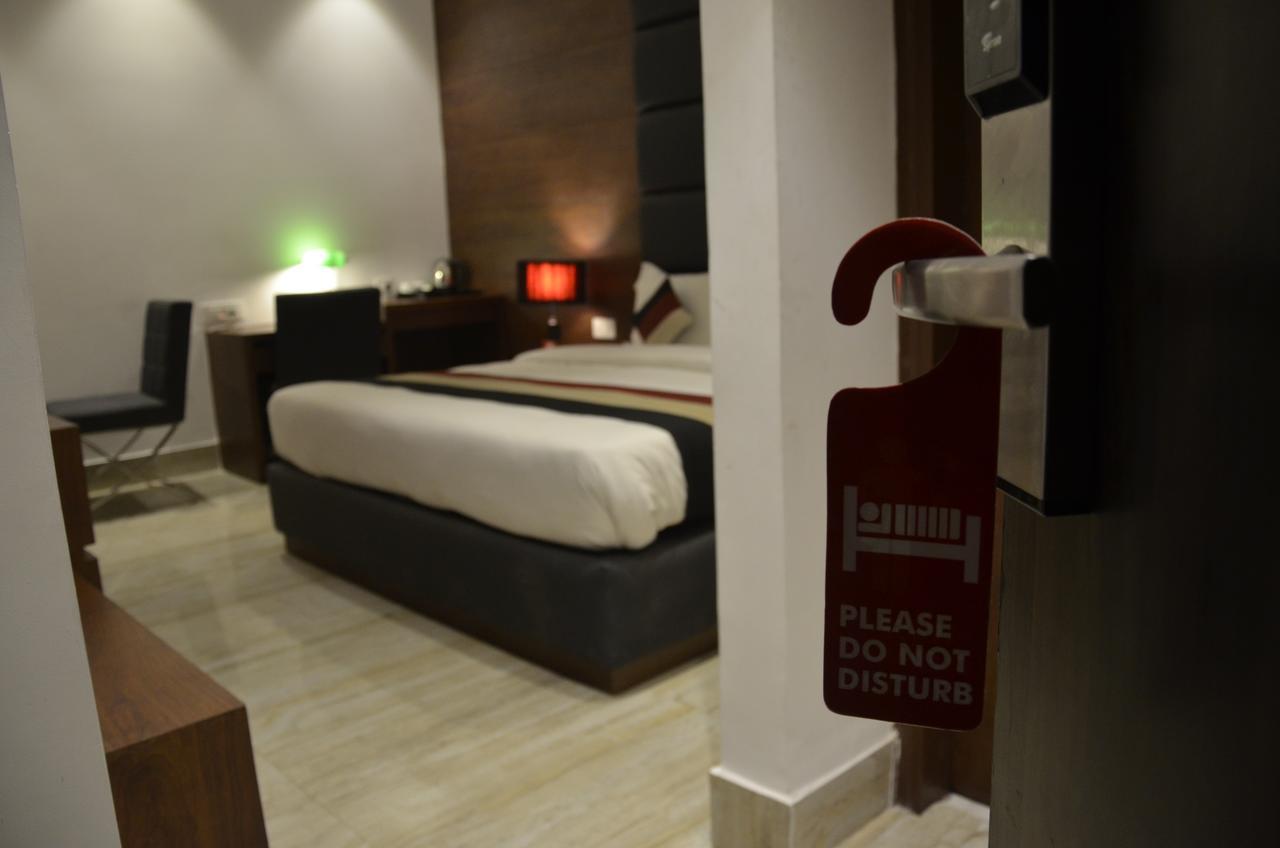 Oyo 1358 Hotel Crossroad Lucknow Luaran gambar