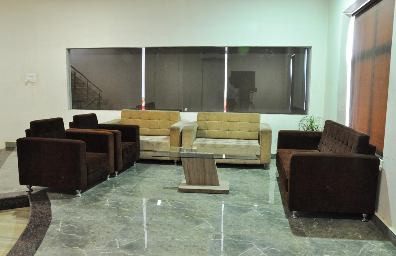 Oyo 1358 Hotel Crossroad Lucknow Luaran gambar