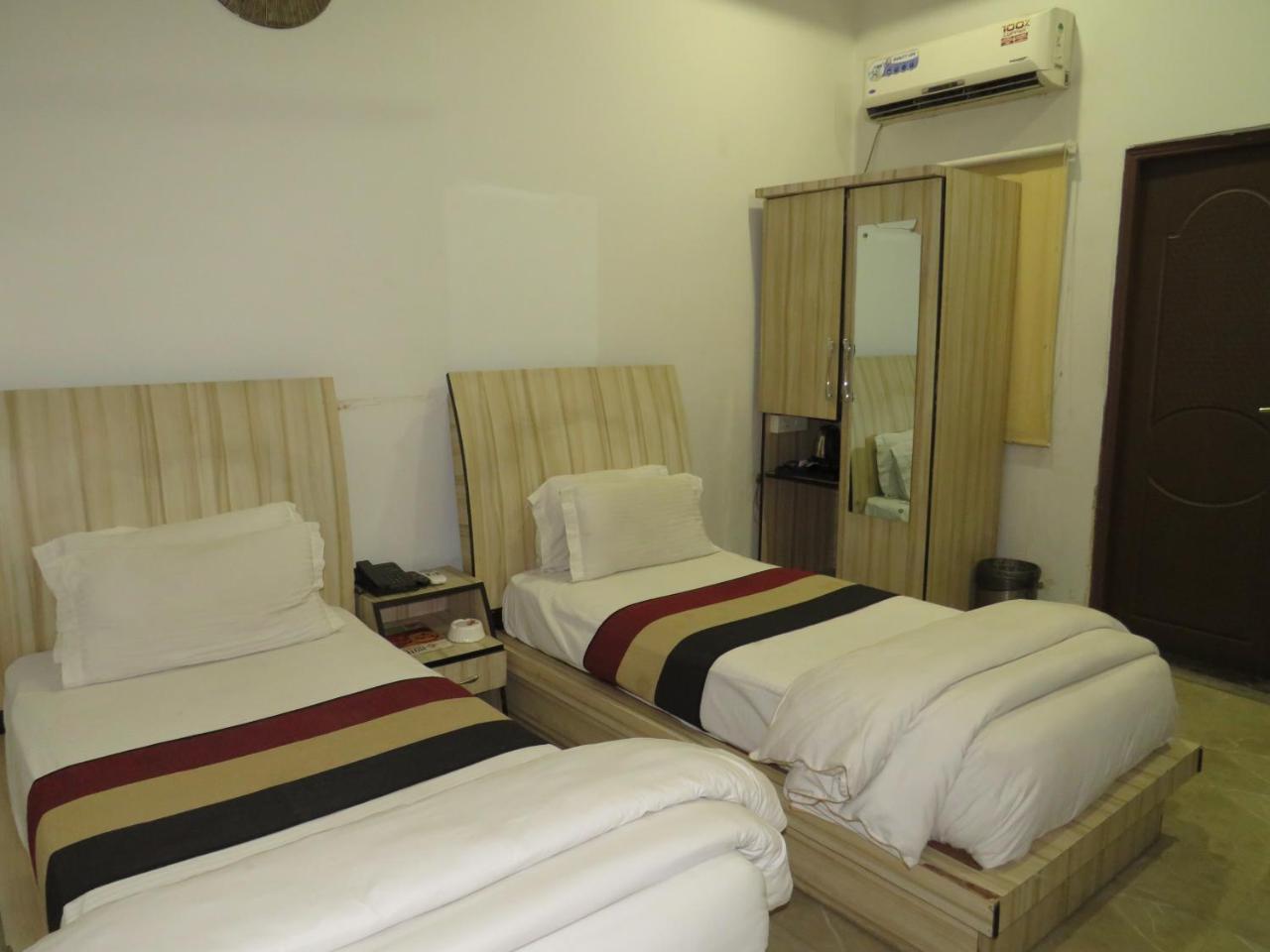 Oyo 1358 Hotel Crossroad Lucknow Luaran gambar