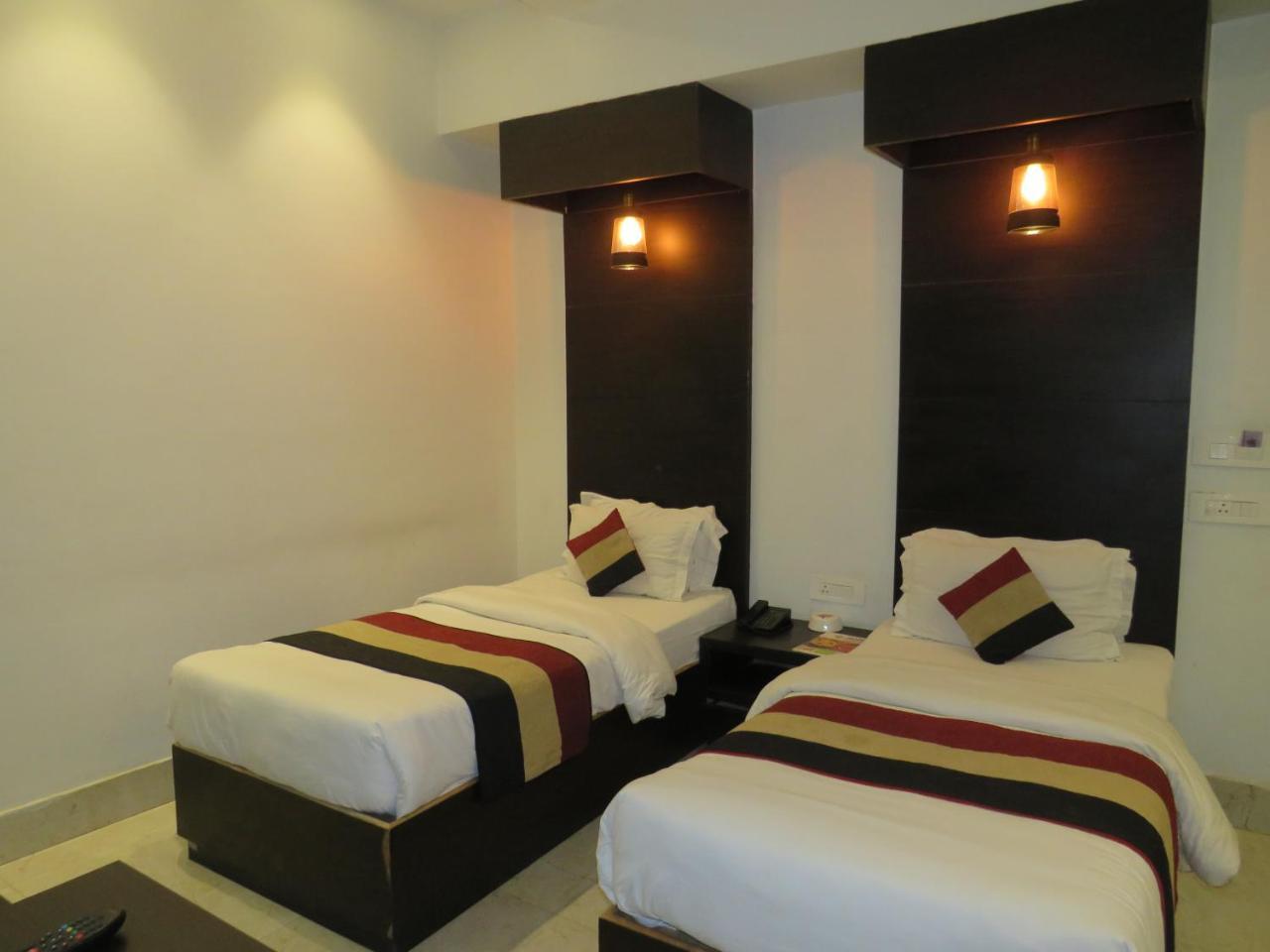 Oyo 1358 Hotel Crossroad Lucknow Luaran gambar