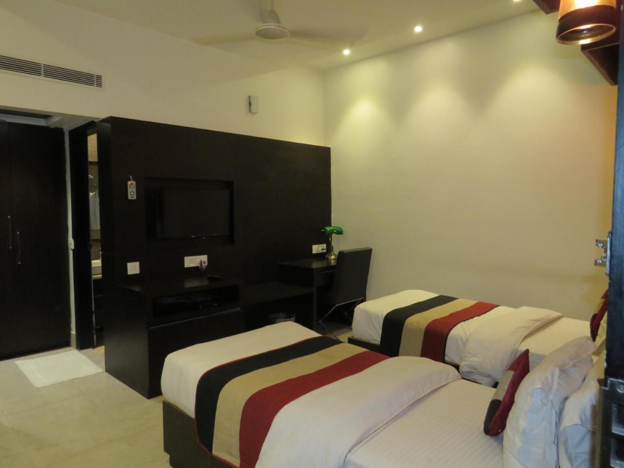 Oyo 1358 Hotel Crossroad Lucknow Luaran gambar
